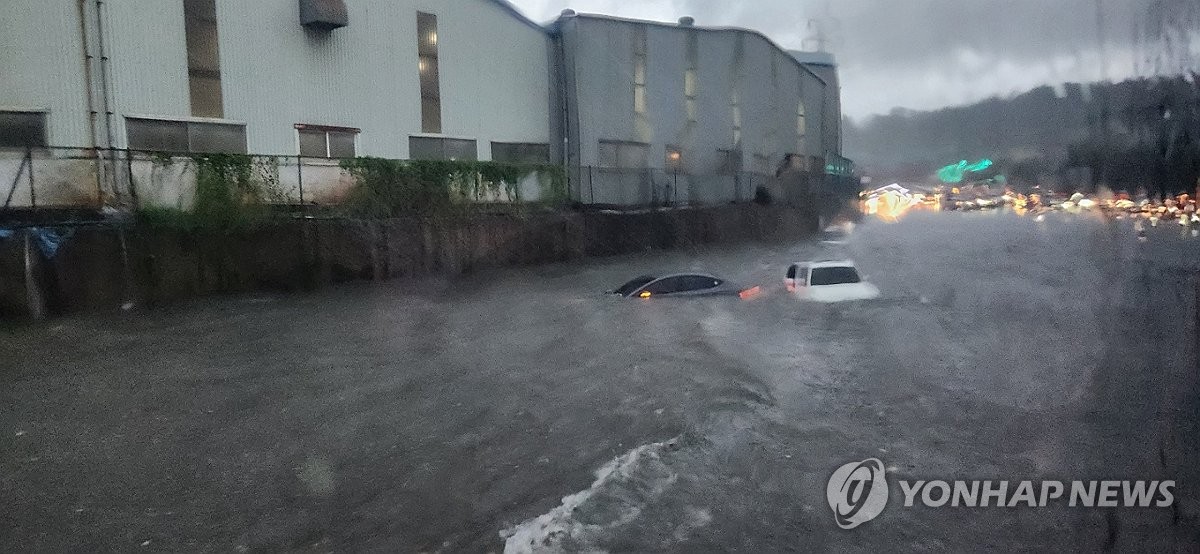 20일 오전 울산에 내린 폭우로 울주군 온산읍 원산리 한국제지 앞 도로가 침수돼 차량이 물에 잠겨 있다.  [울산경찰청 제공]