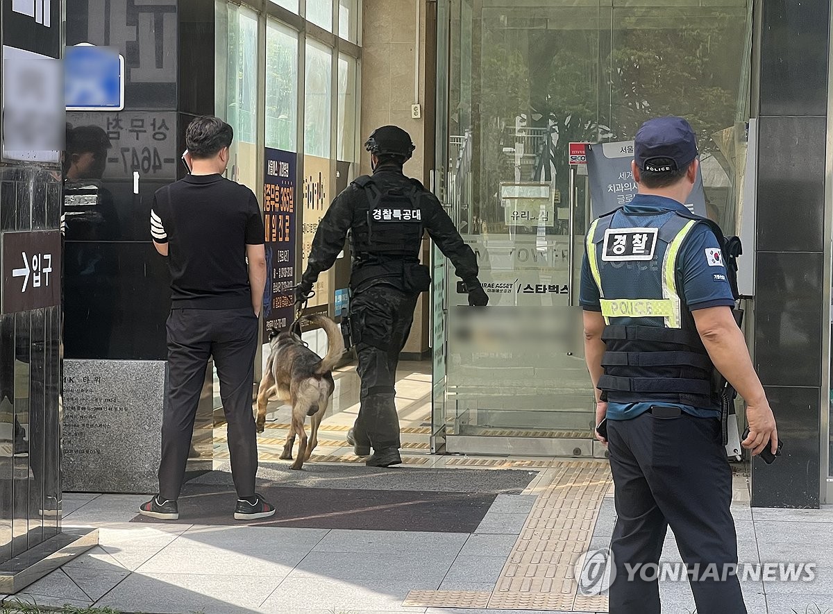 22일 광주 서구 한 치과병원에서 부탄가스가 들어있는 정체불명의 종이상자가 폭발했다. 이 사고로 인명피해는 발생하지 않았다. 사진은 경찰견과 함께 도착한 경찰특공대의 모습.(사진=연합뉴스)