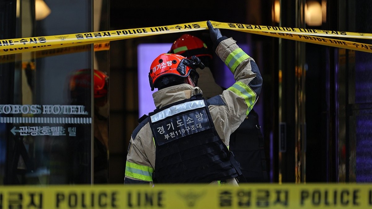 23일 오전 전날 화재가 발생한 경기도 부천시의 한 호텔에서 한 소방 관계자가 합동 감식을 위해 화재 현장으로 들어가고 있다.  (사진=연합뉴스)