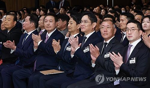 윤석열 대통령이 2024년 3월 20일 서울 영등포구 63컨벤션센터에서 열린 제51회 상공의 날 기념식에 참석한 기업 총수들과 함께 오프닝 영상을 시청한 뒤 박수를 치고 있다. (사진=연합뉴스)