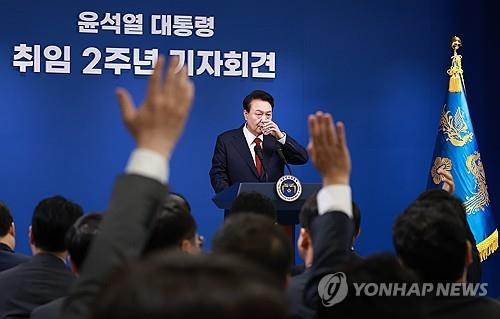 윤석열 대통령이 2024년 5월 9일 오전 서울 용산 대통령실 청사 브리핑실에서 열린 '윤석열정부 2년 국민보고 및 기자회견'에서 취재진의 질문을 받고 있다. (사진=연합뉴스)