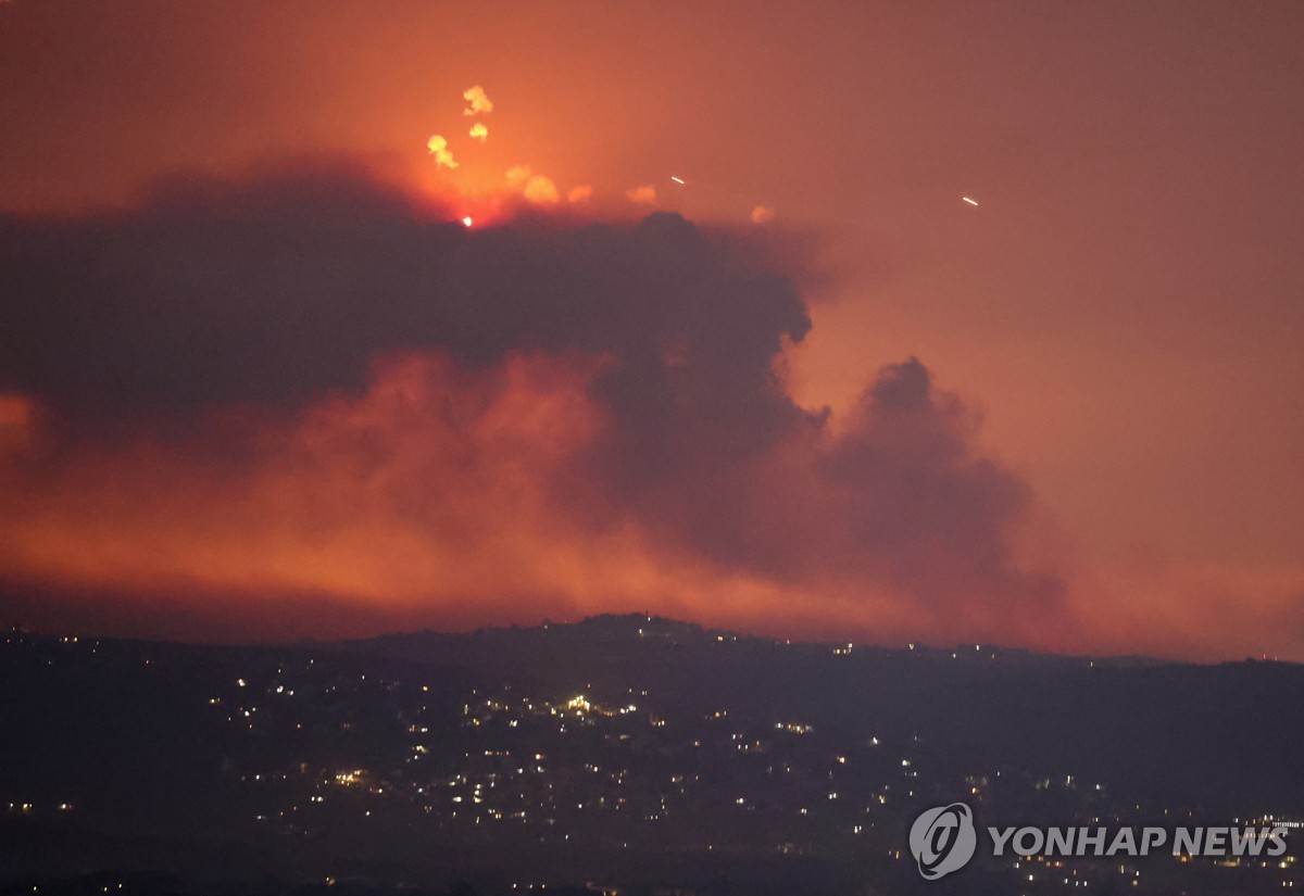 이스라엘군의 선제 타격후 연기가 뒤덮인 레바논 남부지역 하늘. (사진=연합뉴스)