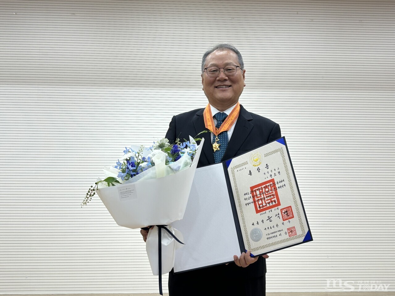 강원교육 발전에 이바지한 공로로 홍조근정훈장을 받은 권오현 삼척 하장중학교 교사.