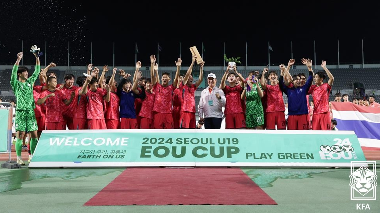 우승 트로피 들어 올린 U-19 축구대표팀 선수들. (사진=연합뉴스)