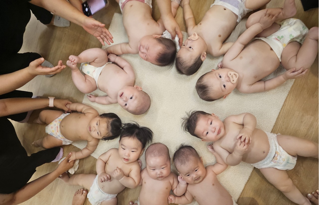  양구군 공동육아나눔터 프로그램에서 진행된 베이비 성장 마사지 프로그램 (사진=양구군)