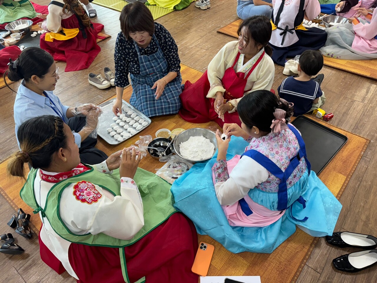 춘천시가족센터는 지난 3일  결혼이민자을 대상으로 송편 빚기 행사를 진행했다. (사진=춘천시가족센터)