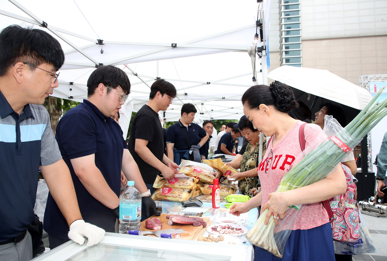 지난 2일 서울에서 열린 강원도 대도시 수산물 특판전 행사에서 시민들이 수산물을 시식하고 있다. (사진=강원도)