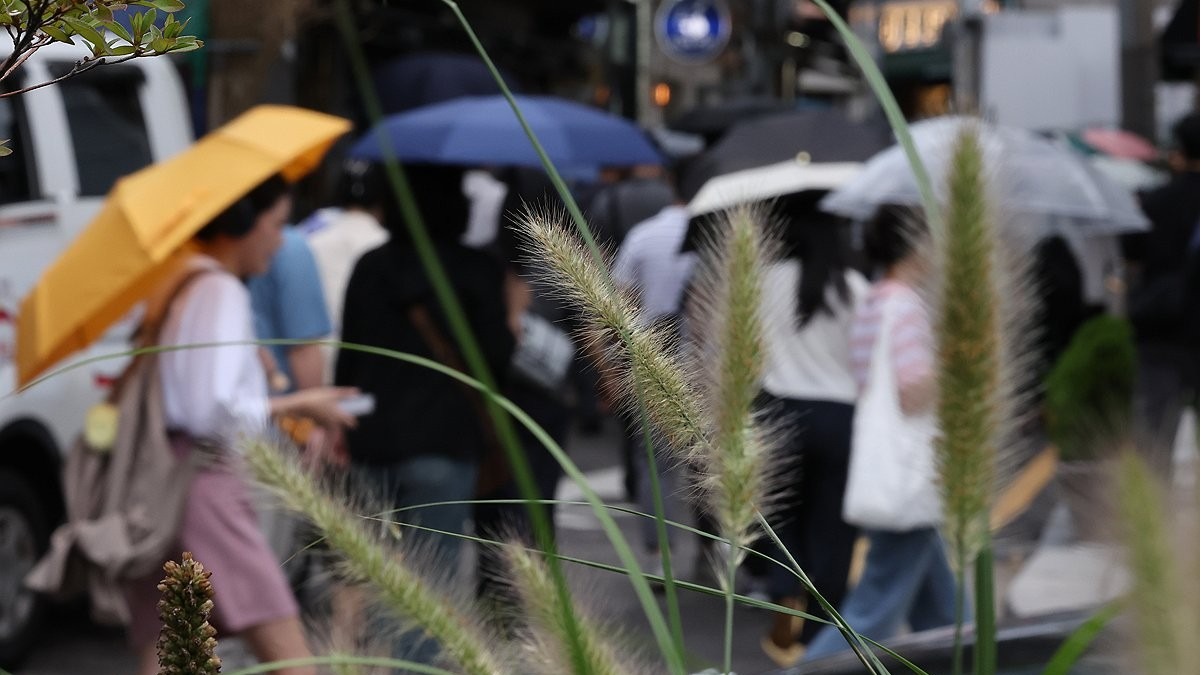 시민들이 우산을 쓴 채 이동하고 있다. (사진=연합뉴스)