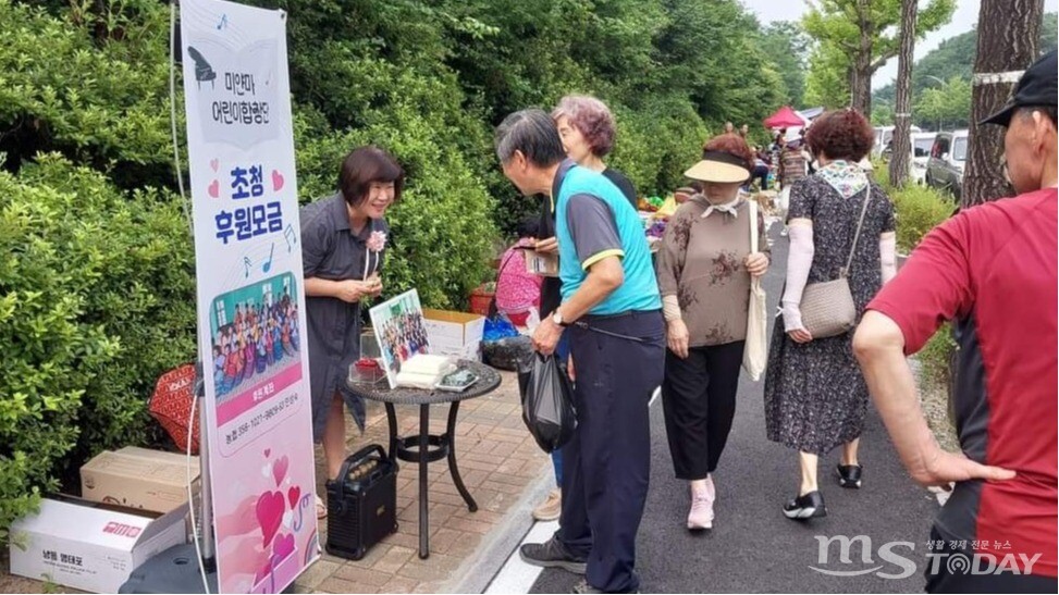 민성숙 미얀마어린이합창단 지휘자가 거리 버스킹 등으로 후원 모금을 하고 있다. (사진=민성숙 지휘자) 