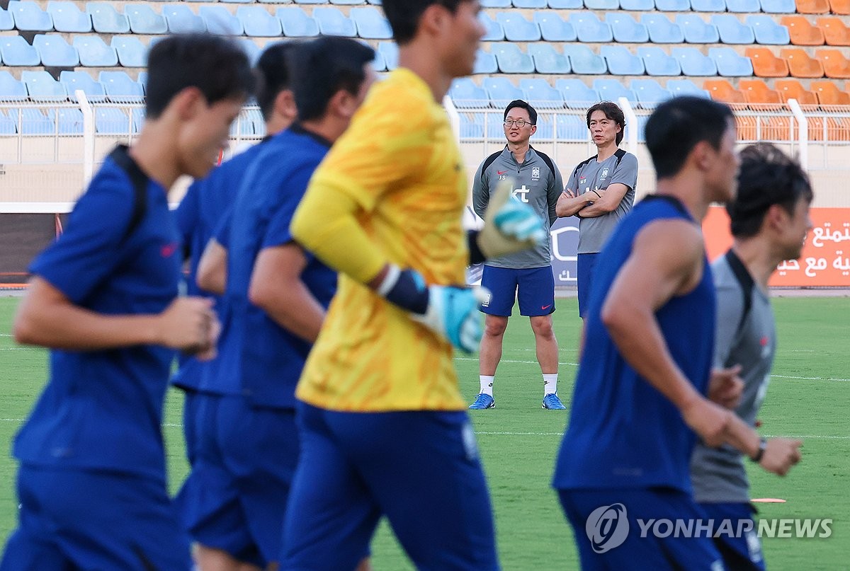 북중미 월드컵 3차 예선 오만전을 앞둔 축구 국가대표팀 홍명보 감독이 8일 오후(현지시간) 알 시브 스타디움에서 열린 팀 훈련을 지켜보고 있다. (사진=연합뉴스)