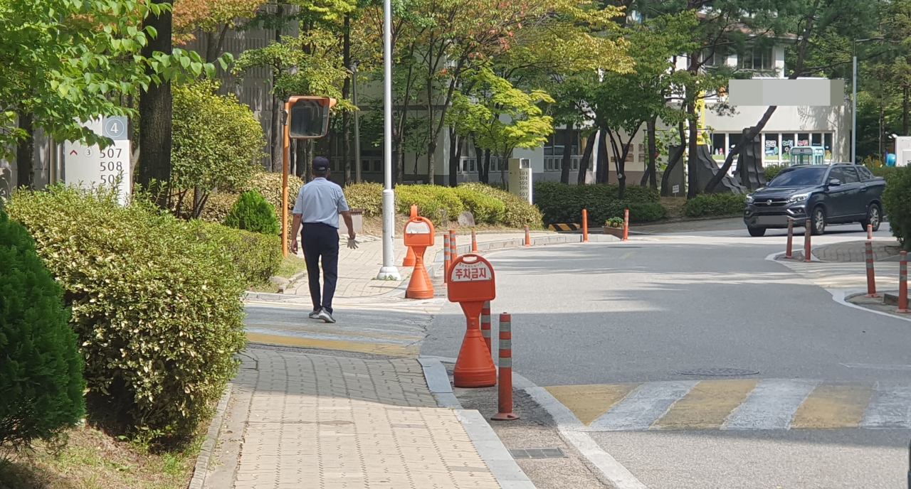 춘천의 한 아파트 단지에서 경비원이 순찰을 돌고 있다. (사진=김성권 기자)