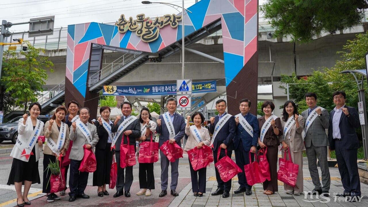 강원특별자치도교육청은 12일 추석 명절을 앞두고 지역 경제 활성화를 위해 전통시장을 방문해 제수용품을 마련하고, 사회복지시설을 찾아 생필품을 전달했다. (사진=강원특별자치도교육청)