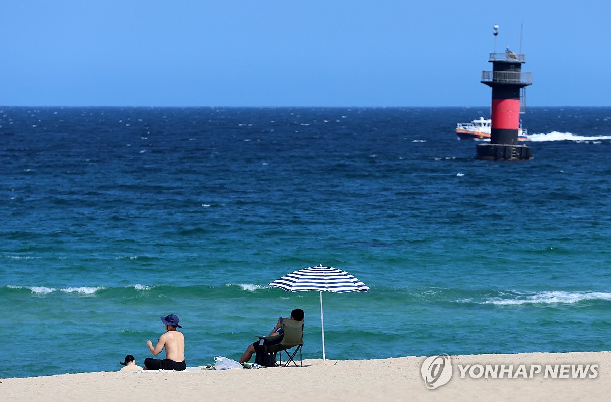 늦더위 피해 찾은 경포해변 (사진=연합뉴스)