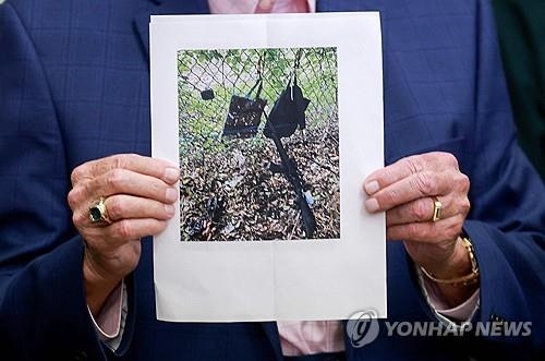 트럼프 암살 시도 현장서 발견된 AK-47 소총과 고프로, 가방[AFP=연합뉴스]