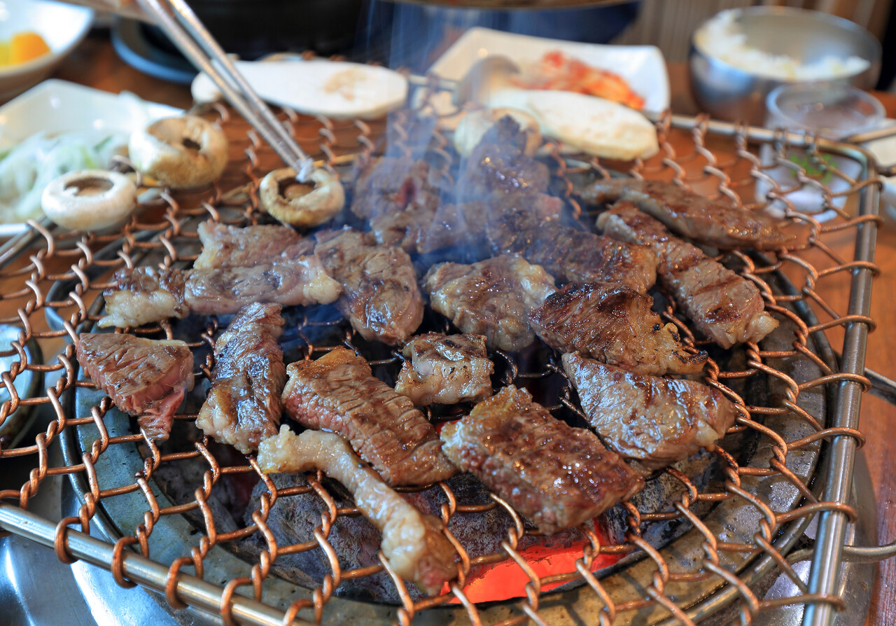 찌개를 끓일 때도 표고 육수를 내고 고명으로 팽이버섯을 올리며, 고기를 구울 때도 석쇠 한구석에 양송이버섯을 올려서 함께 굽는다. 사진=클립아트코리아