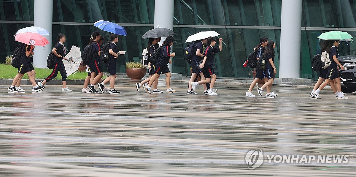 20일 오후 부산 해운대구 벡스코에서 '2024 창의융합 한마당' 행사에 참여하는 학생들이 우산을 쓰고 이동하고 있다. (사진=연합뉴스)