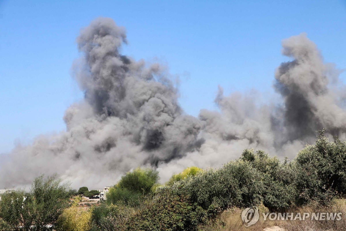 26일(현지시간) 레바논 남부가 이스라엘군의 공습을 받고 있다.[AFP 연합뉴스]