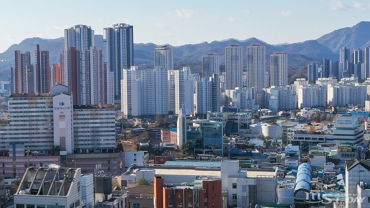 정부의 대출 규제로 서울 아파트값 상승 폭이 둔화했지만, 지역 내 갈아타기 수요가 꾸준한 춘천은 계속해 우상향하고 있다. (사진=MS TODAY DB)