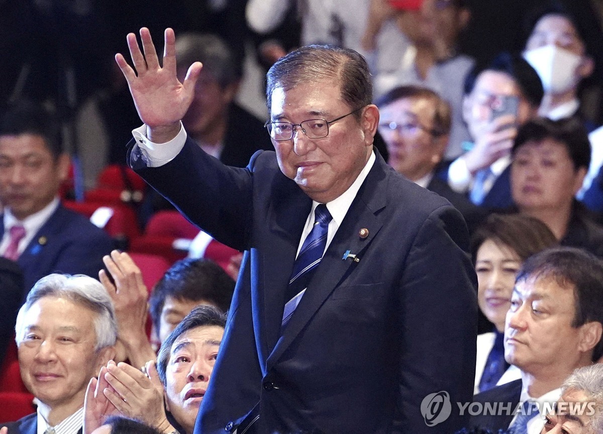 이시바 시게루 전 자민당 간사장이 27일 자민당 총재 선거에서 당선된 뒤 손을 들어 인사하고 있다.(사진=연합뉴스)