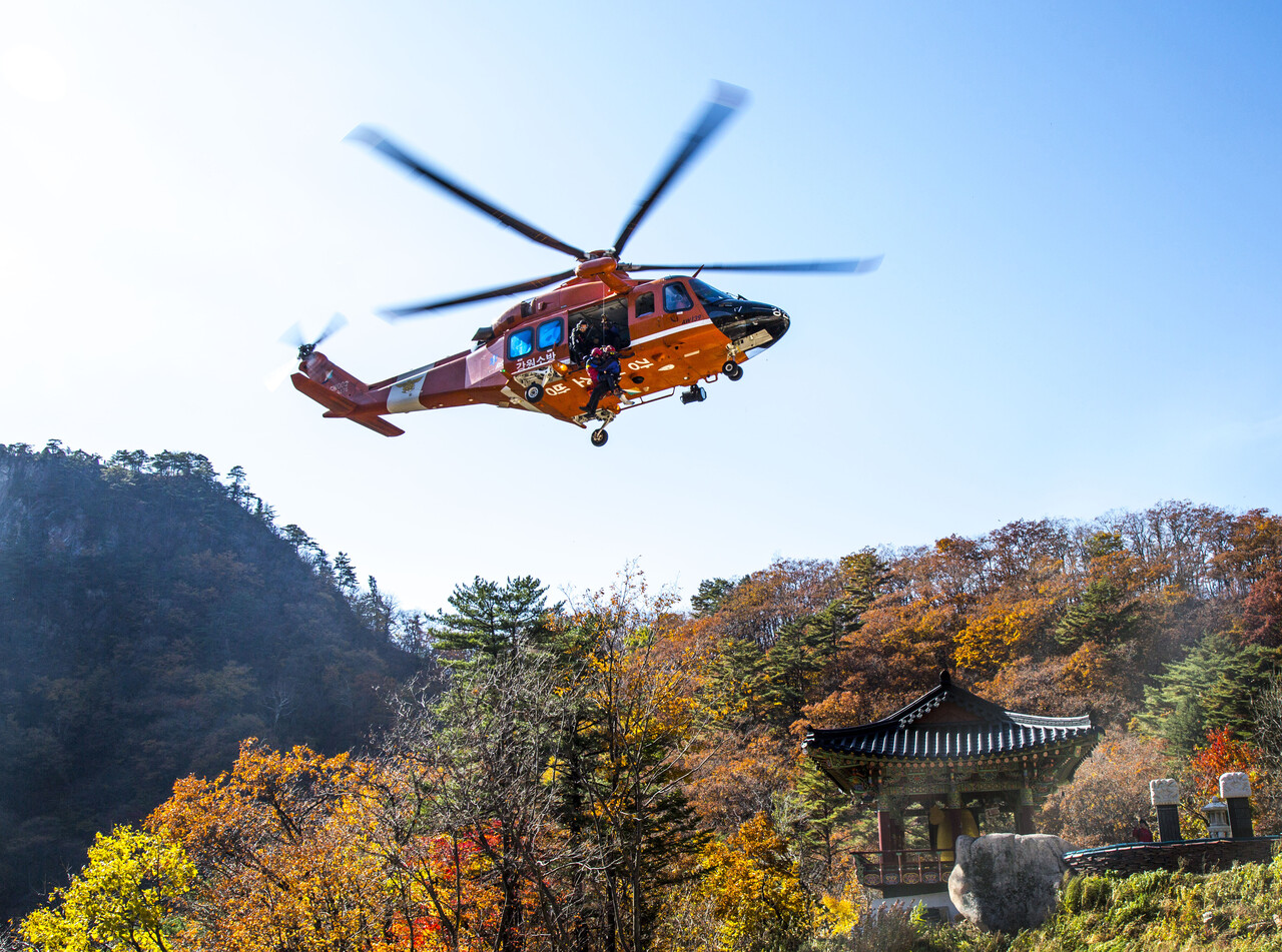 등산객 구조에 나선 강원소방 핼기. 사진=클립아트코리아