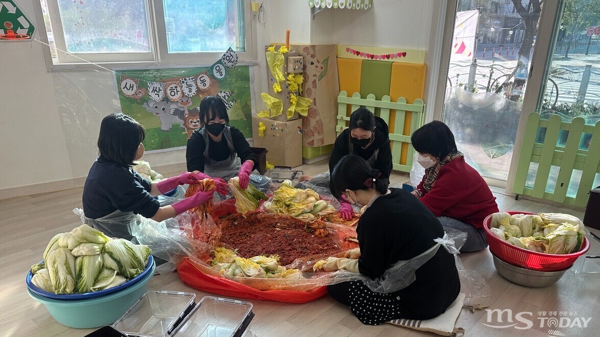 우두나무어린이집은 텃밭에서 수확한 배추로 학부모와 함께하는 김장 체험을 진행한다. (사진=우두나무어린이집)