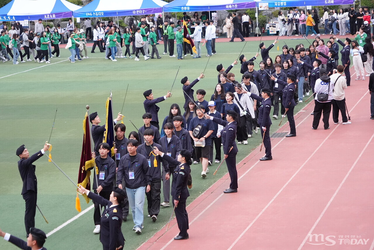 축제 첫날인 7일 600명이 참여하는 거리 퍼레이드가 펼쳐져 춘천 대학연합축제의 시작을 알렸다. (사진=춘천시)