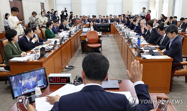 10일 오전 서울 여의도 국회에서 열린 행정안전위원회의 전체회의에서 신정훈 위원장과 위원들이 김건희 여사의 공천개입 의혹과 관련해 증인으로 불출석한 명태균 씨와 김영선 전 국민의힘 의원에 대한 동행명령장 발부의 건에 대해 표결하고 있다.(사진=연합뉴스)