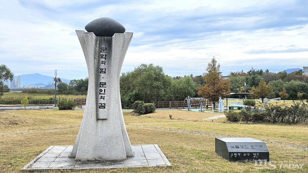 춘천문학공원에는 '문학의 힘·문인의 꿈'를 비롯한 122점의 조형물이 자리하고 있다. (사진=한승미 기자)