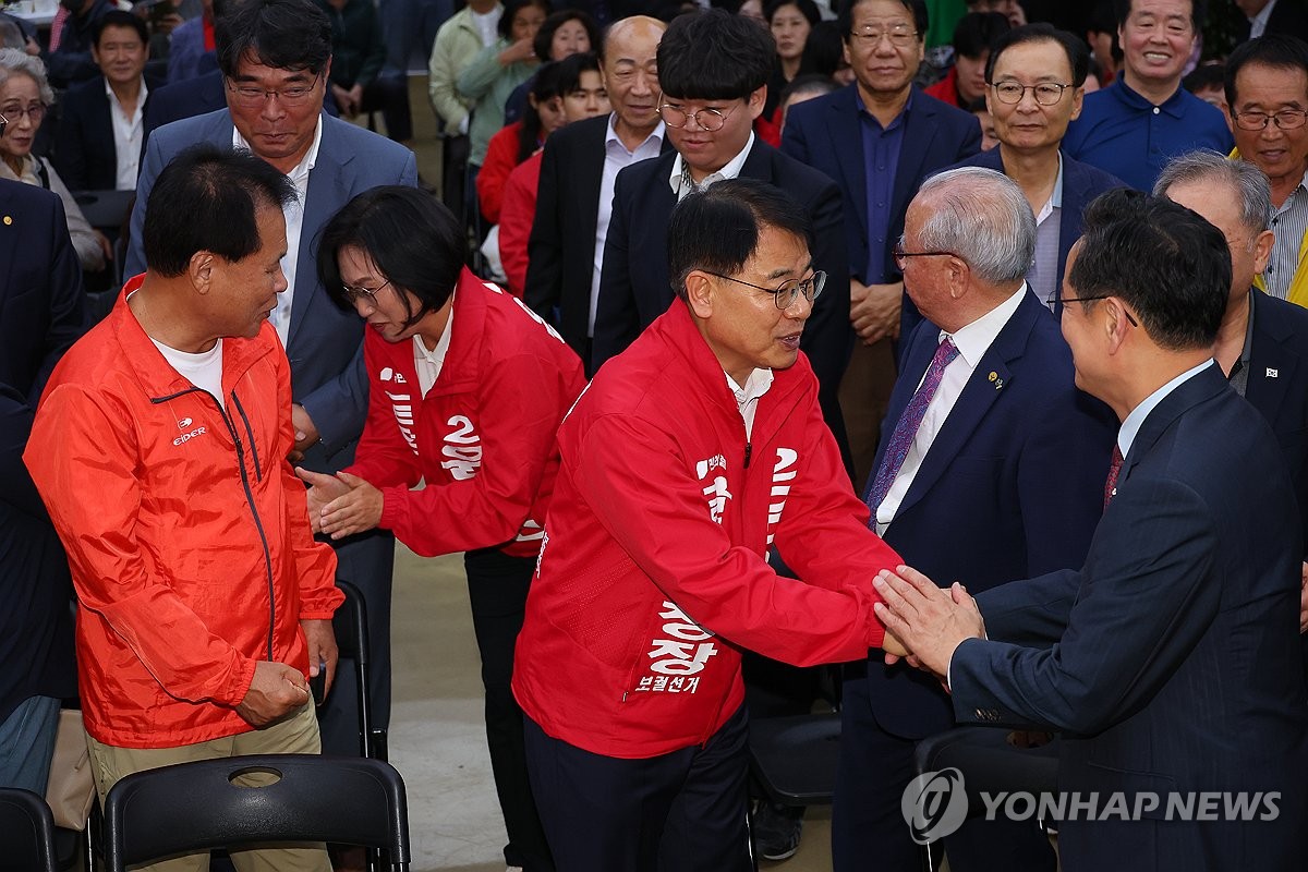 10·16 부산 금정구청장 보궐선거 윤일현 국민의힘 후보가 16일 부산 금정구 선거사무소에서 지지자들과 인사를 나누고 있다. (사진=연합뉴스)