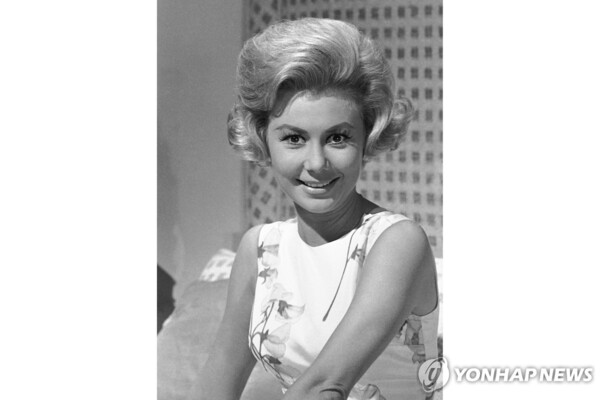 17일(현지시간) 별세한 미국 배우 미치 게이너의 1962년 사진